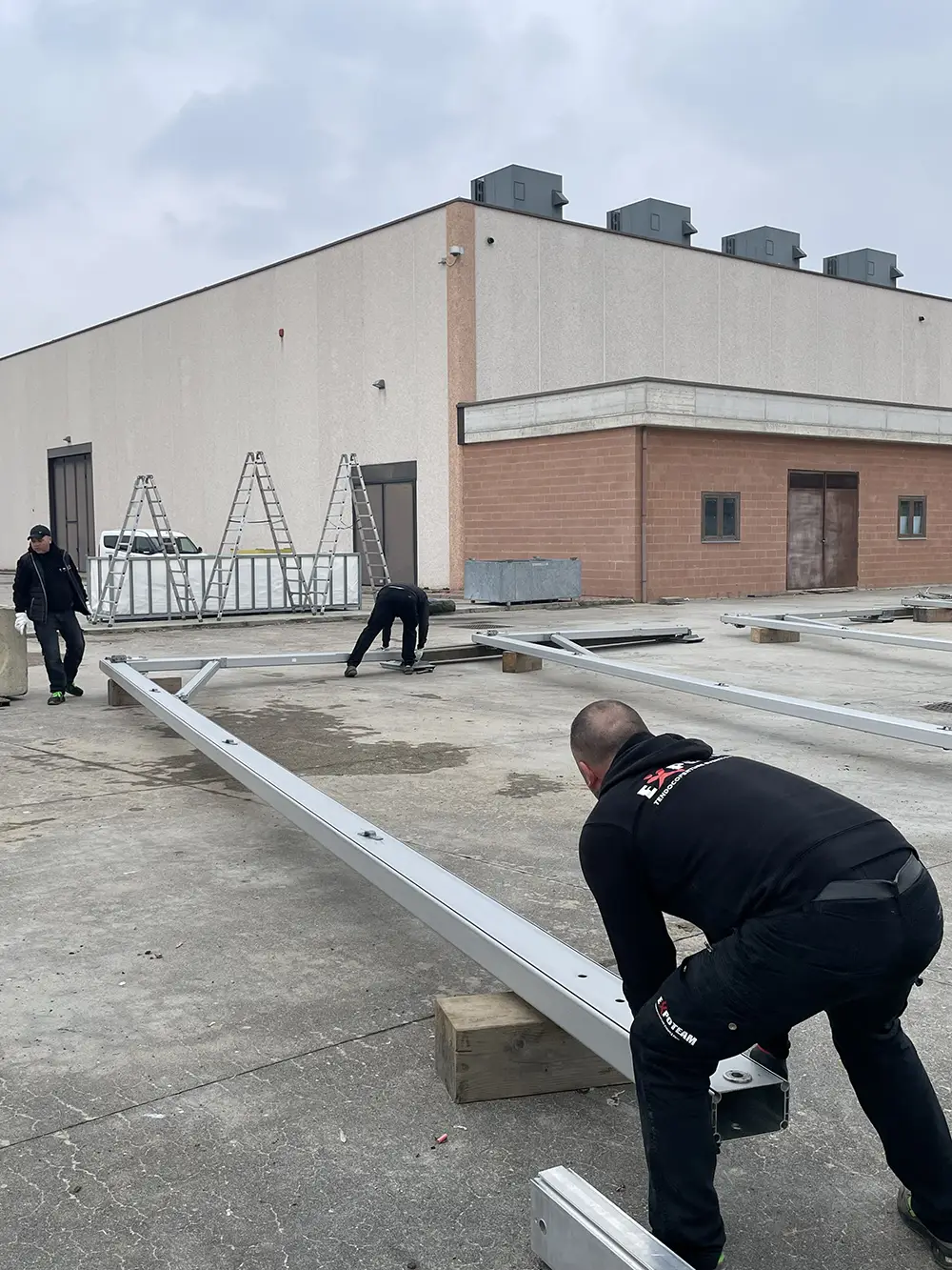 Team Expoteam al lavoro per allestimento tensostruttura