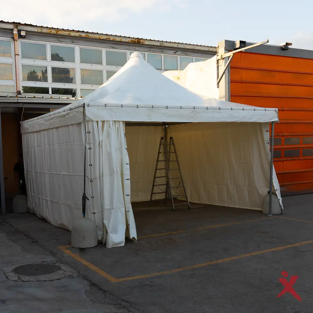 Allestimento temporaneo per evento aziendale Opacmare a Rivalta con tensostrutture e area catering