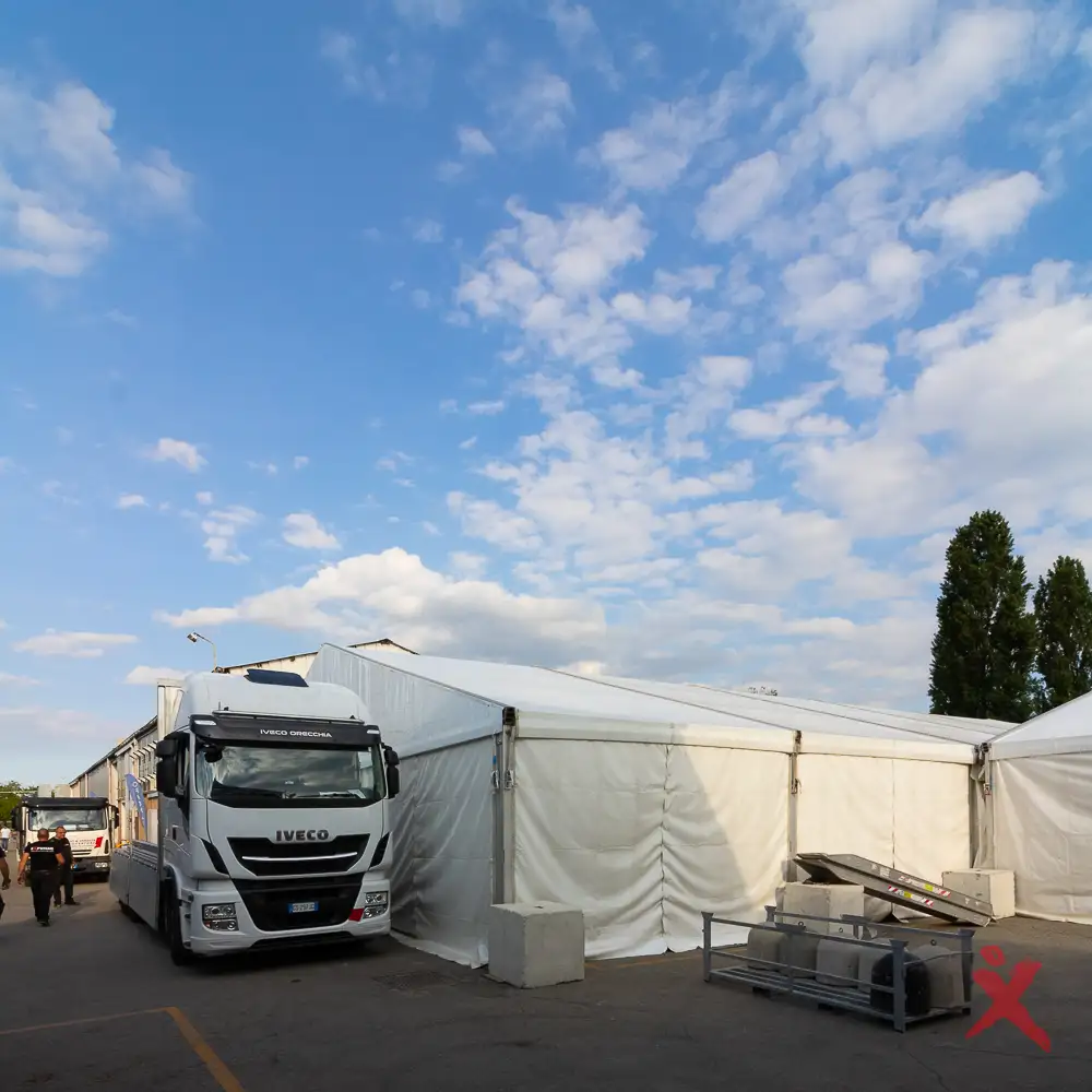 Allestimento temporaneo per evento aziendale Opacmare a Rivalta con tensostrutture e area catering
