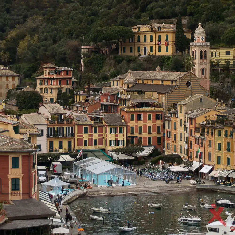 Allestimento luxury per Portofino Days con tensostrutture cristal e arredi eleganti